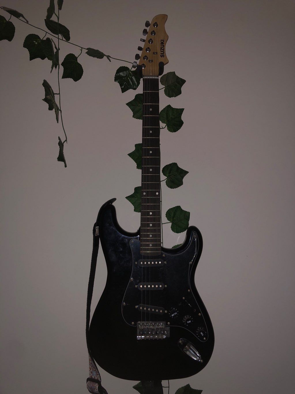 Suzuki electric guitar