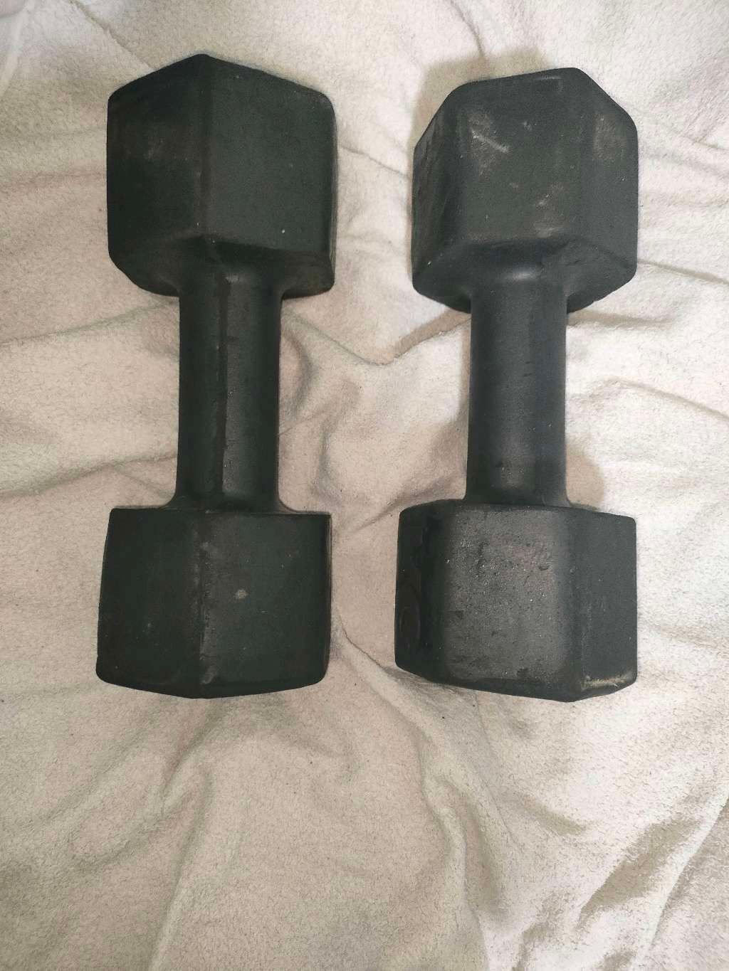 2 black dumbbells (7kg)