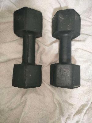 2 black dumbbells (7kg)