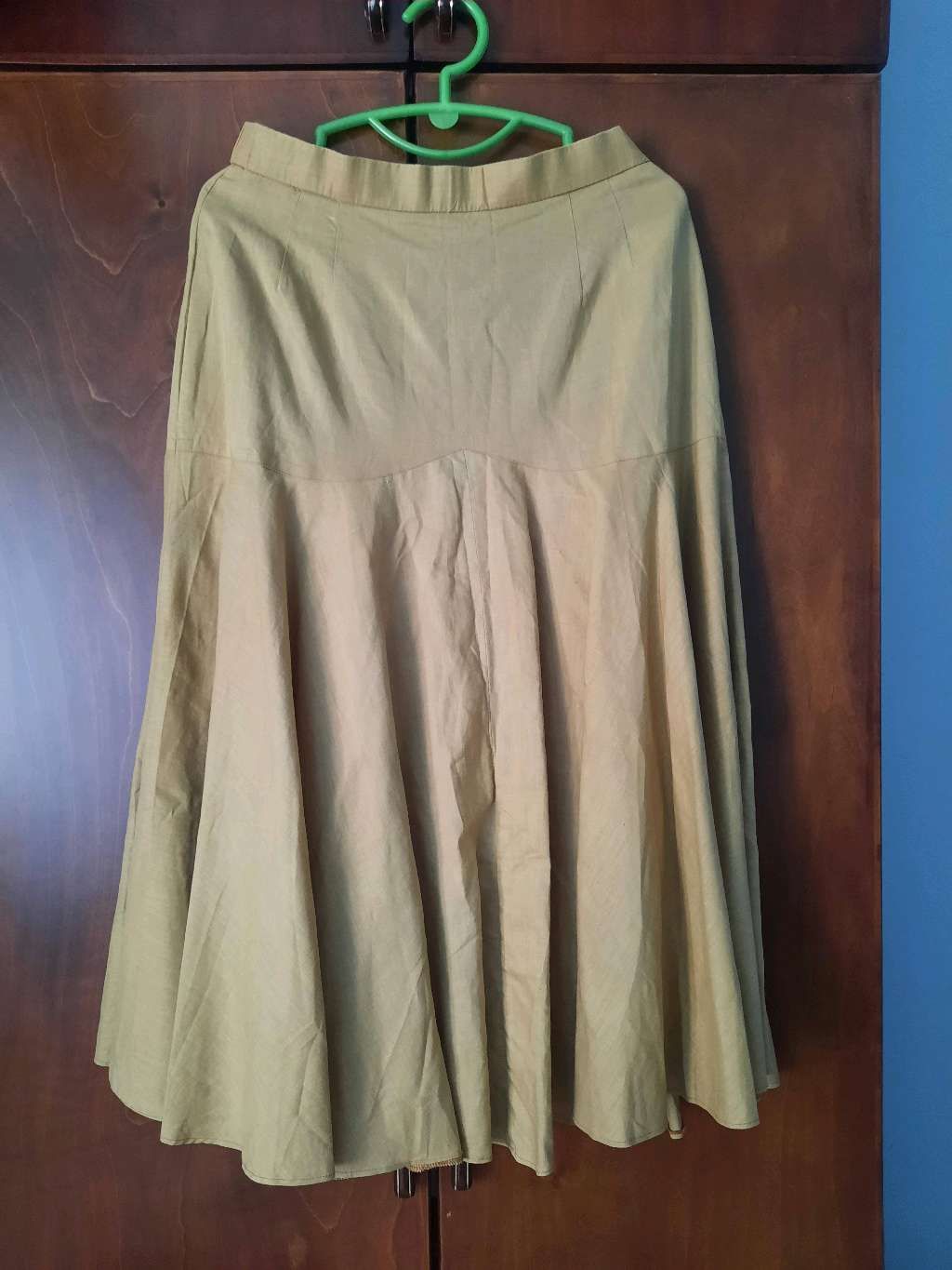 beige skirt