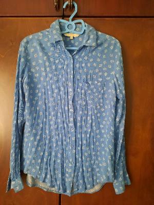 blue shirt