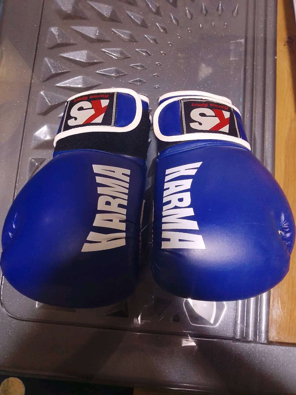 Boxing gloves (karma)
