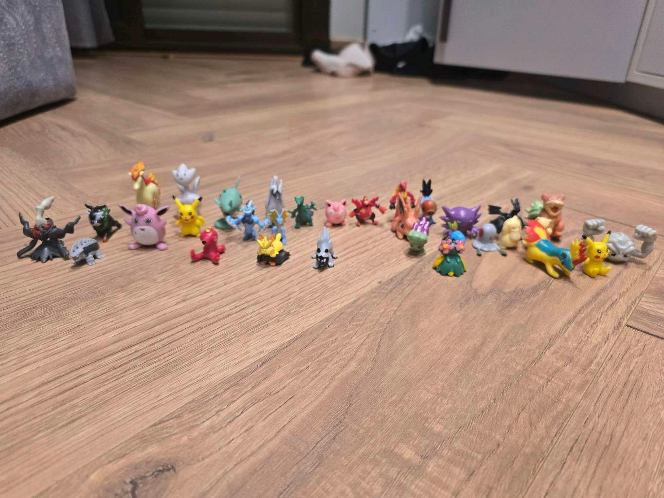 32 pokemon figures