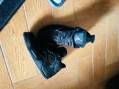 Black cat Jordan 4