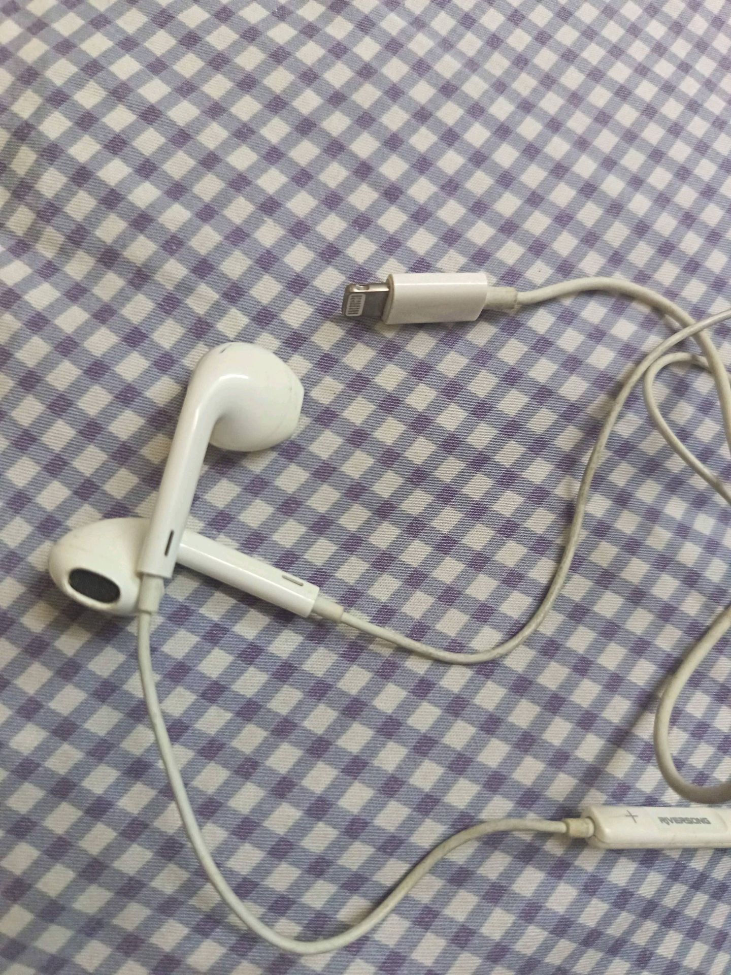 riversongسماعه سلك ايفون