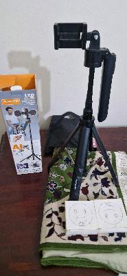 ai selefie stick tripod