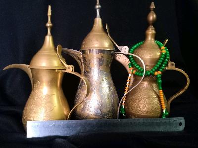 ثلاث دلات نحاس