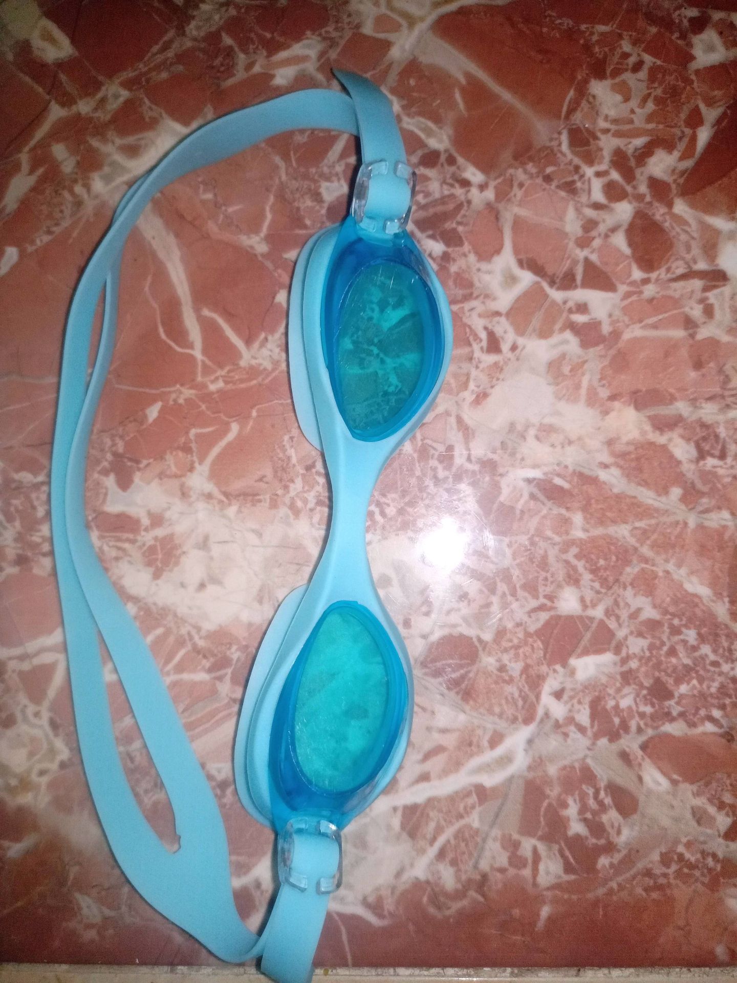 Swimming goggles