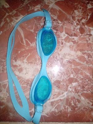 Swimming goggles