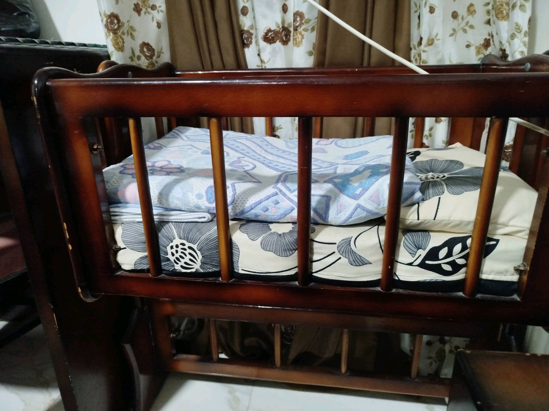 Wooden Baby Crib with Mattress