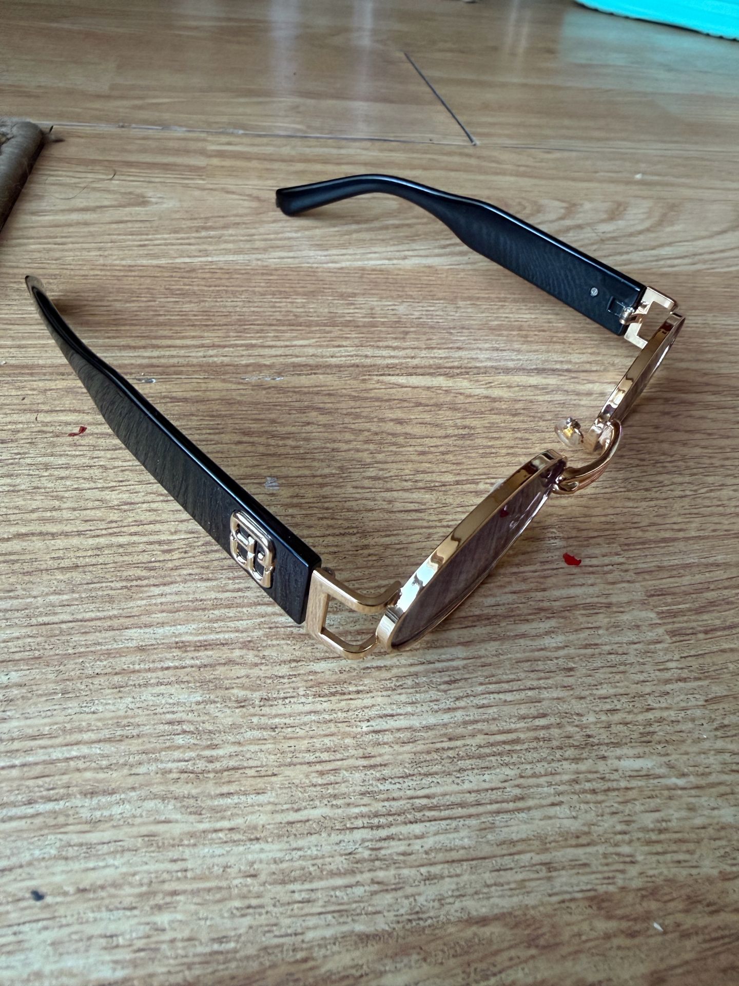Oval sunglasses gold frame