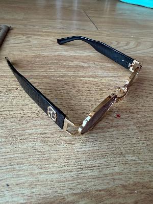 Oval sunglasses gold frame