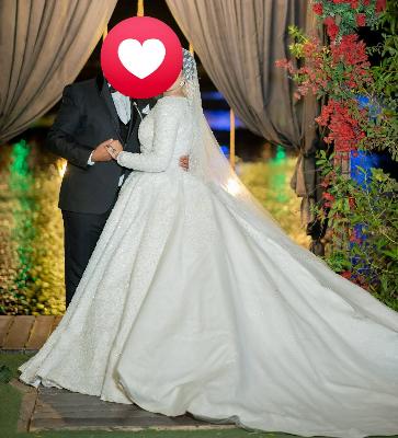 فستان زفاف أبيض بتطريز