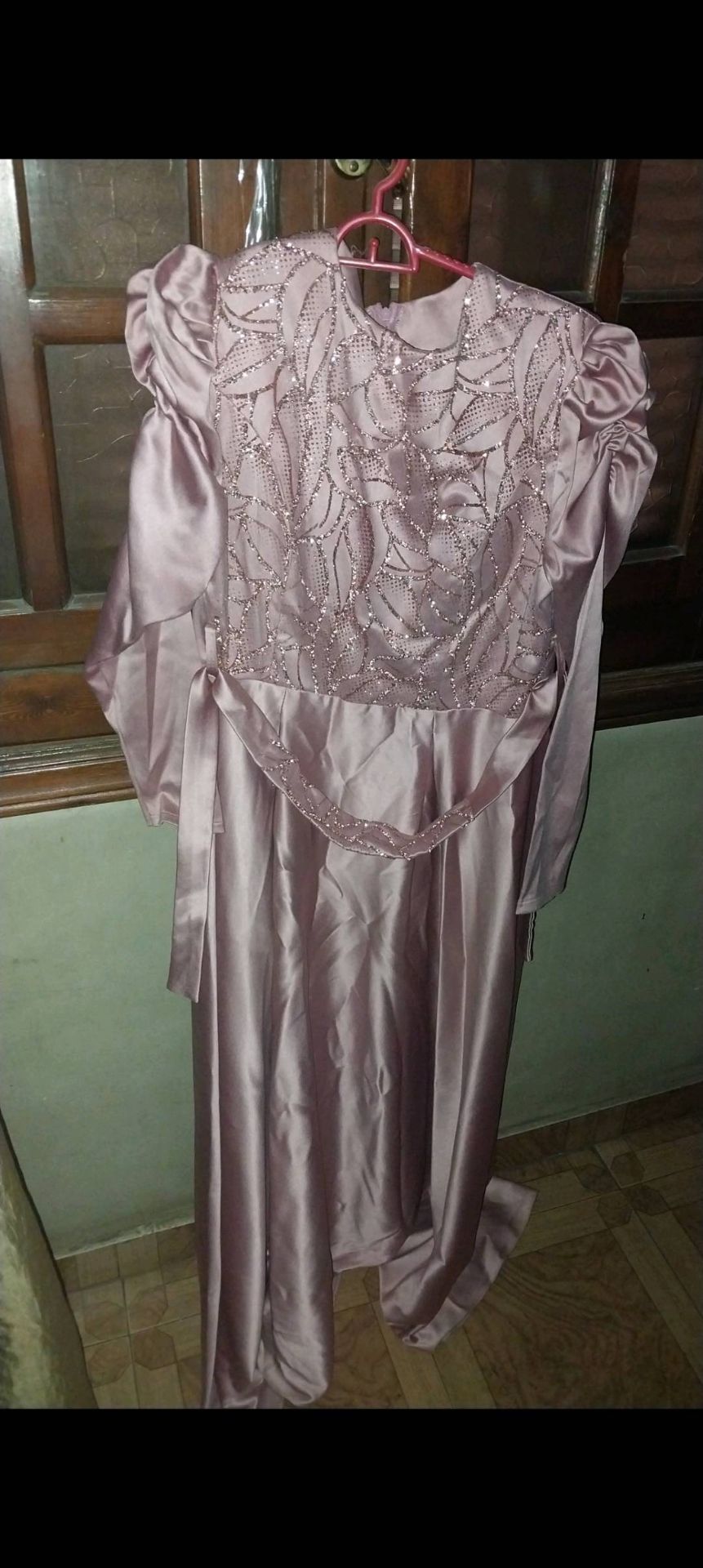 فستان سهرة بنفسجي مزين