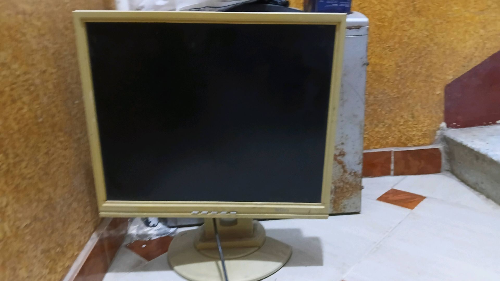 شاشة كمبيوتر قديمة CRT