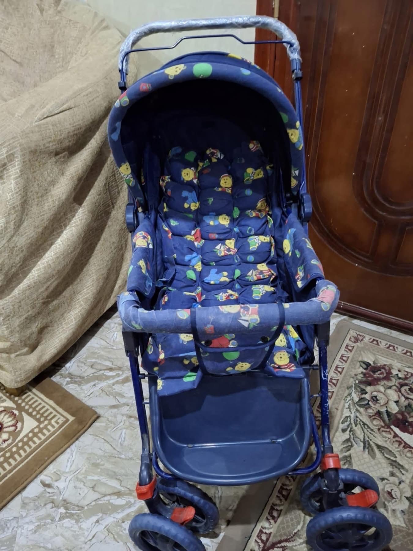 عربة أطفال زرقاء