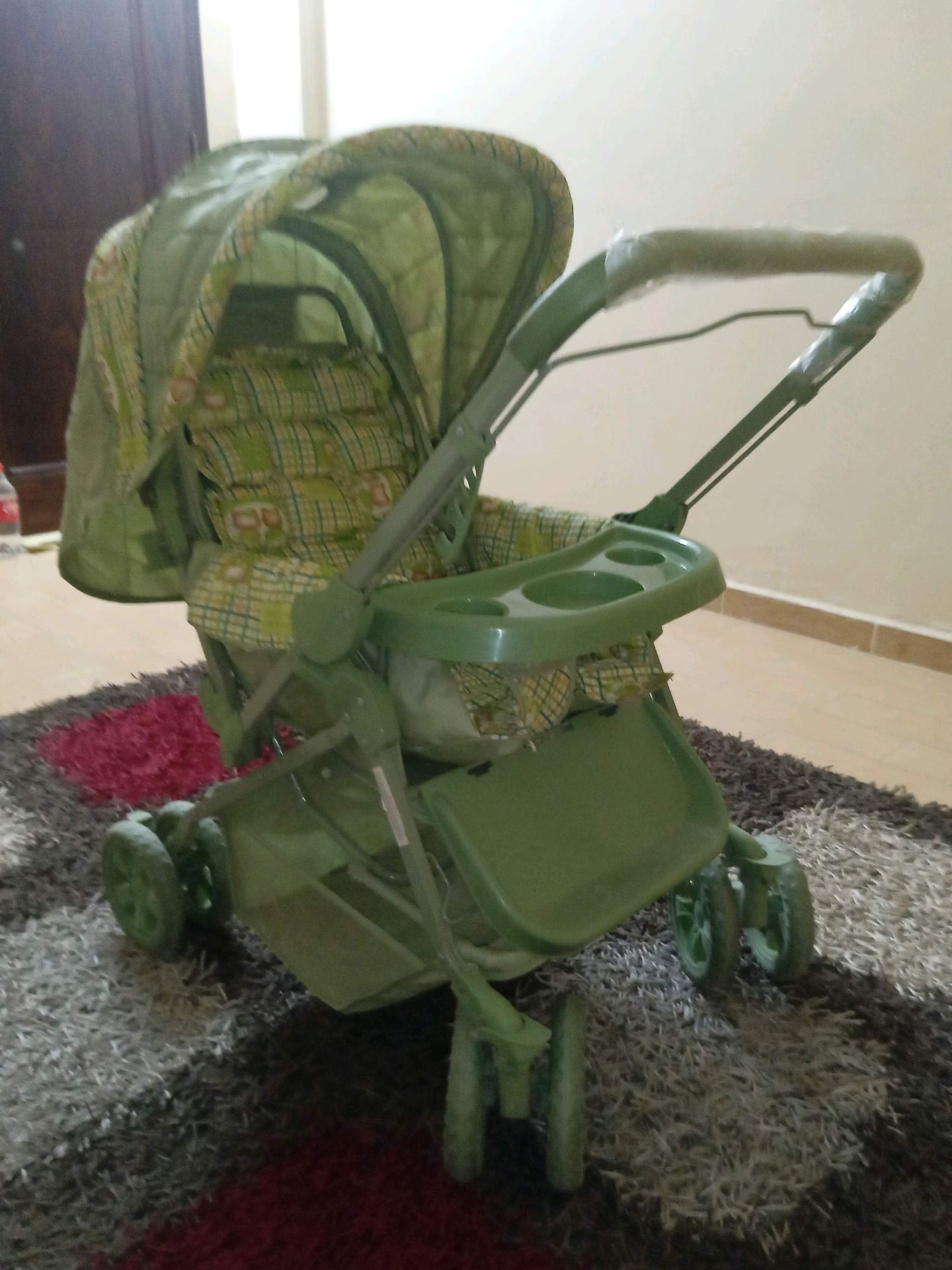 عربة أطفال خضراء