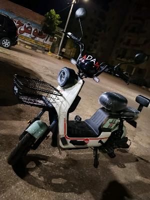 دراجة كهربائية بيضاء