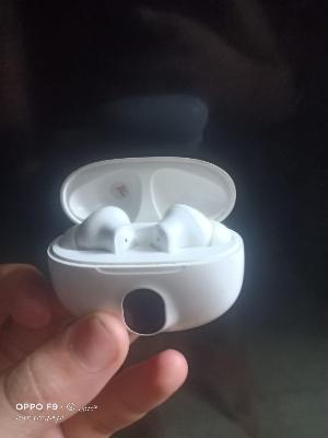 White Wireless Earbuds