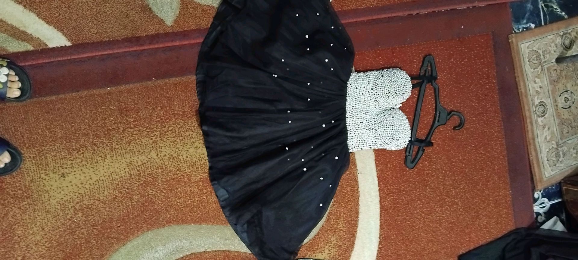 فستان أسود بتطريز