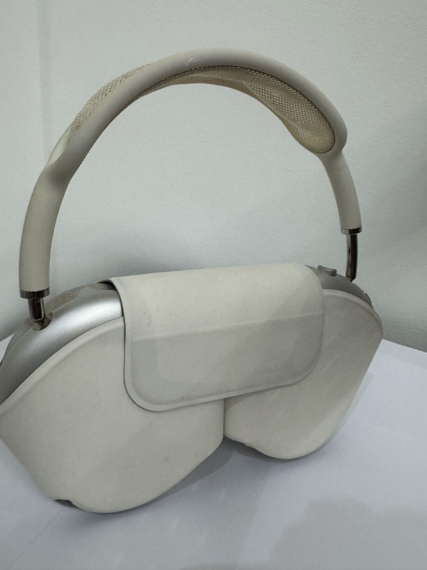 airpod max lighting