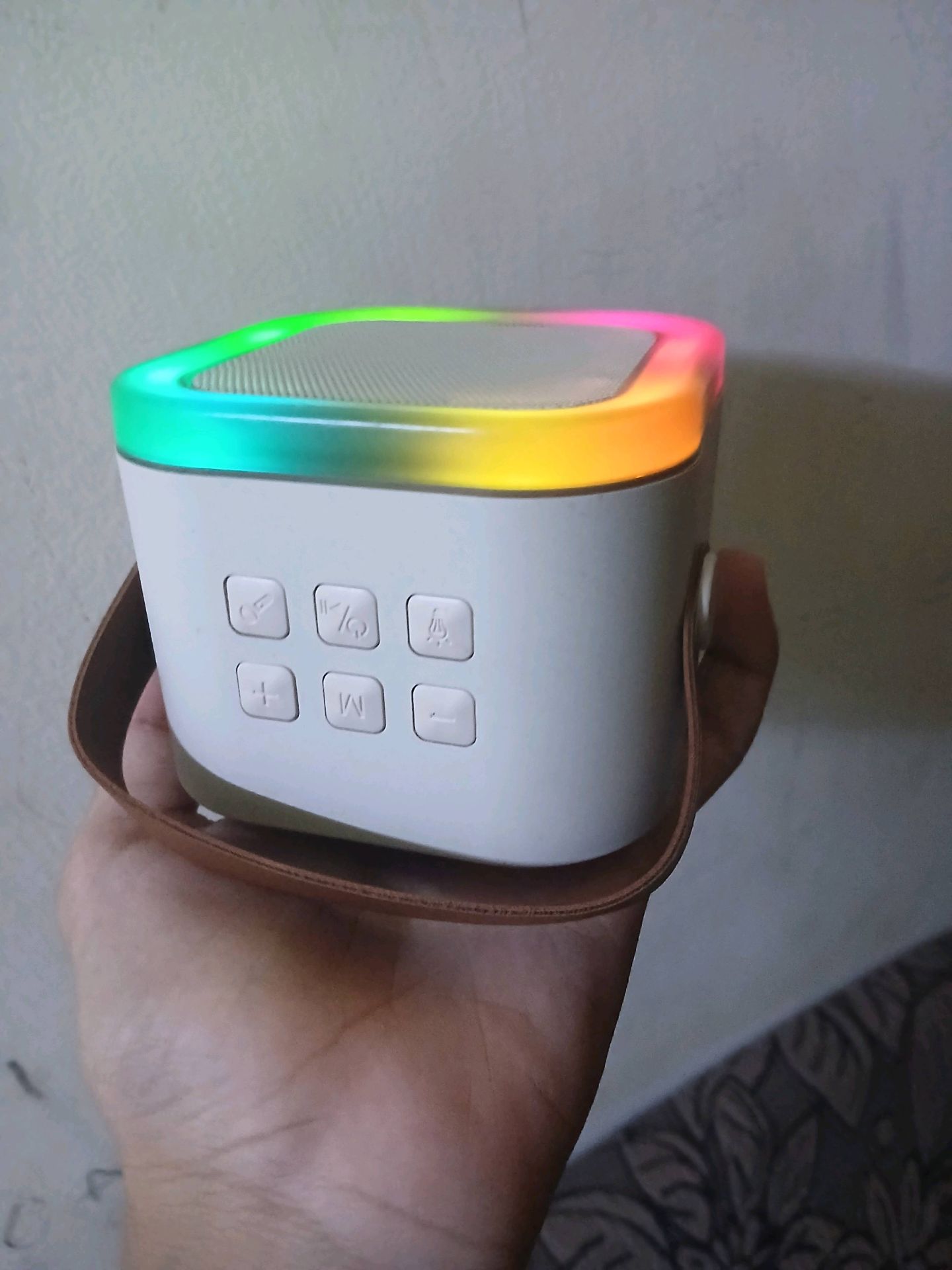مكبر صوت ذكي ملون LED