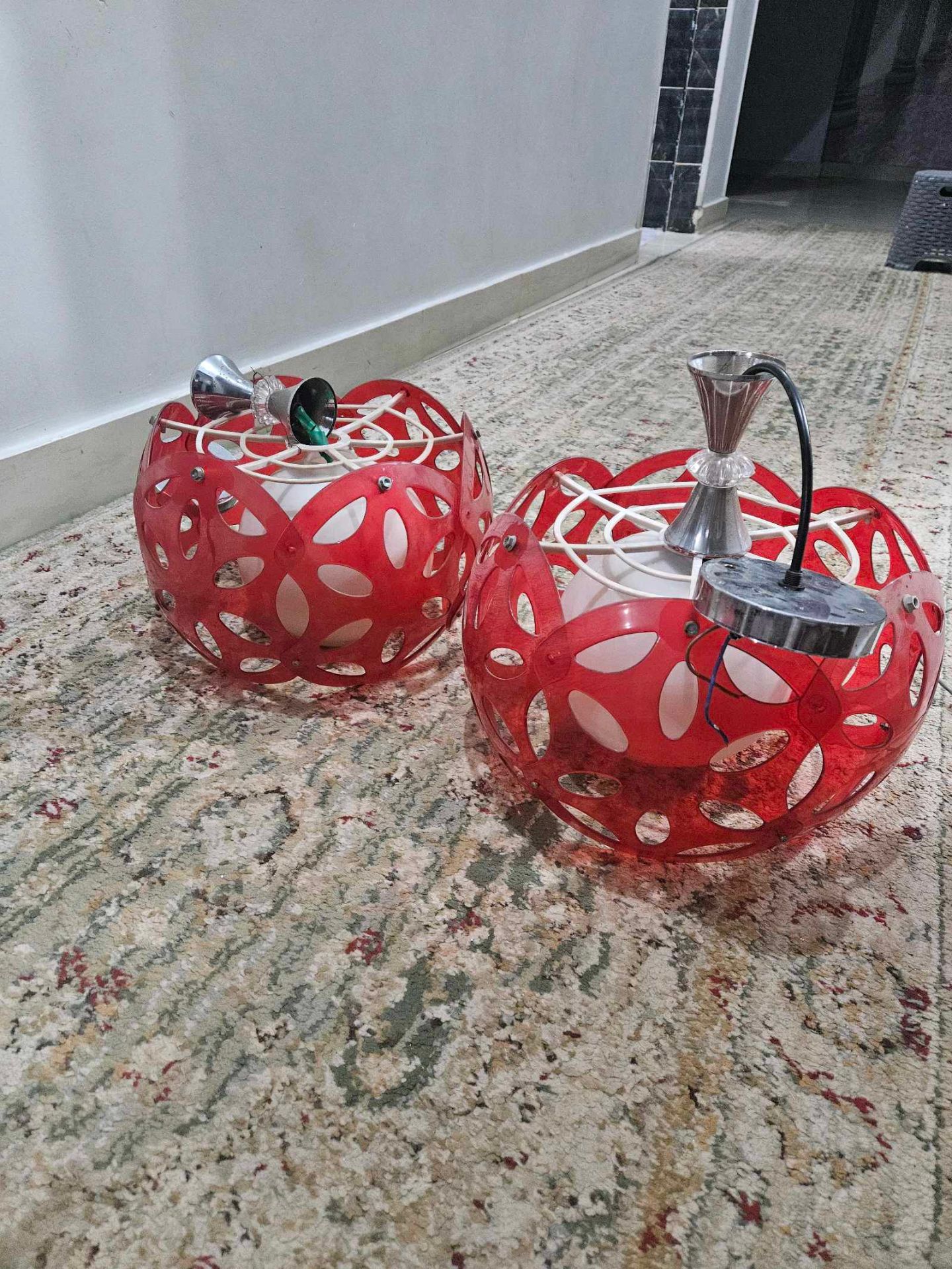 مصابيح حمراء زينة على شكل كرات