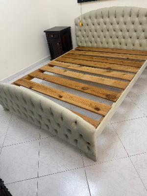 سرير مع رأس كريمي منجد