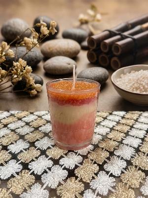 شمعة معطرة بألوان وردية
