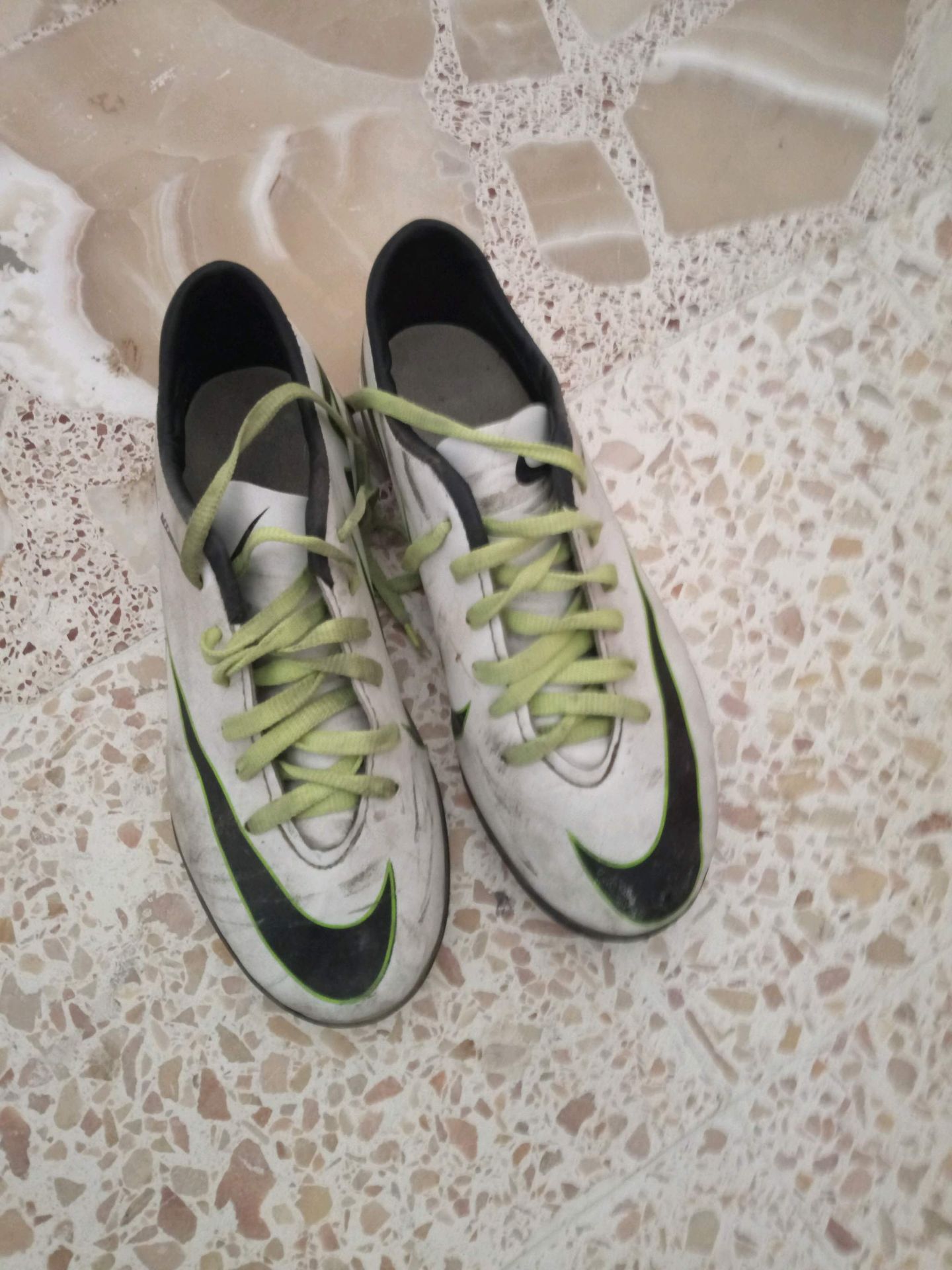 حذاء كرة قدم Nike بأربطة