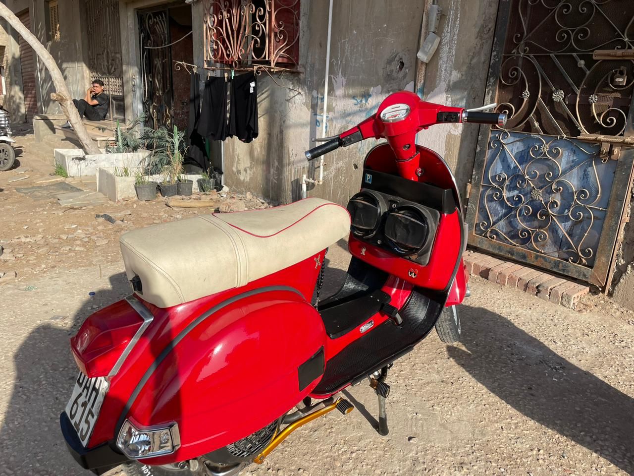 دراجة نارية حمراء LML سكوتر