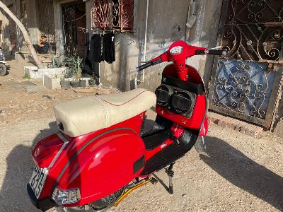دراجة نارية حمراء LML سكوتر