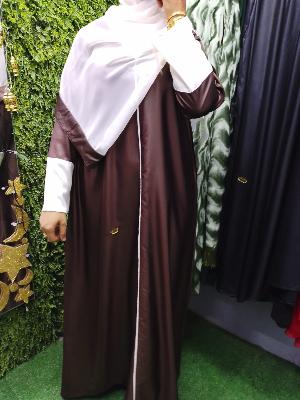 عباءة بنية مع شيلة بيضاء