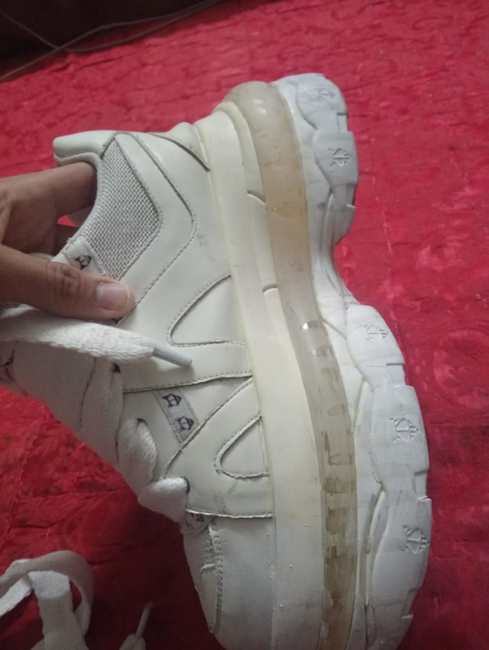 حذاء رياضي أبيض