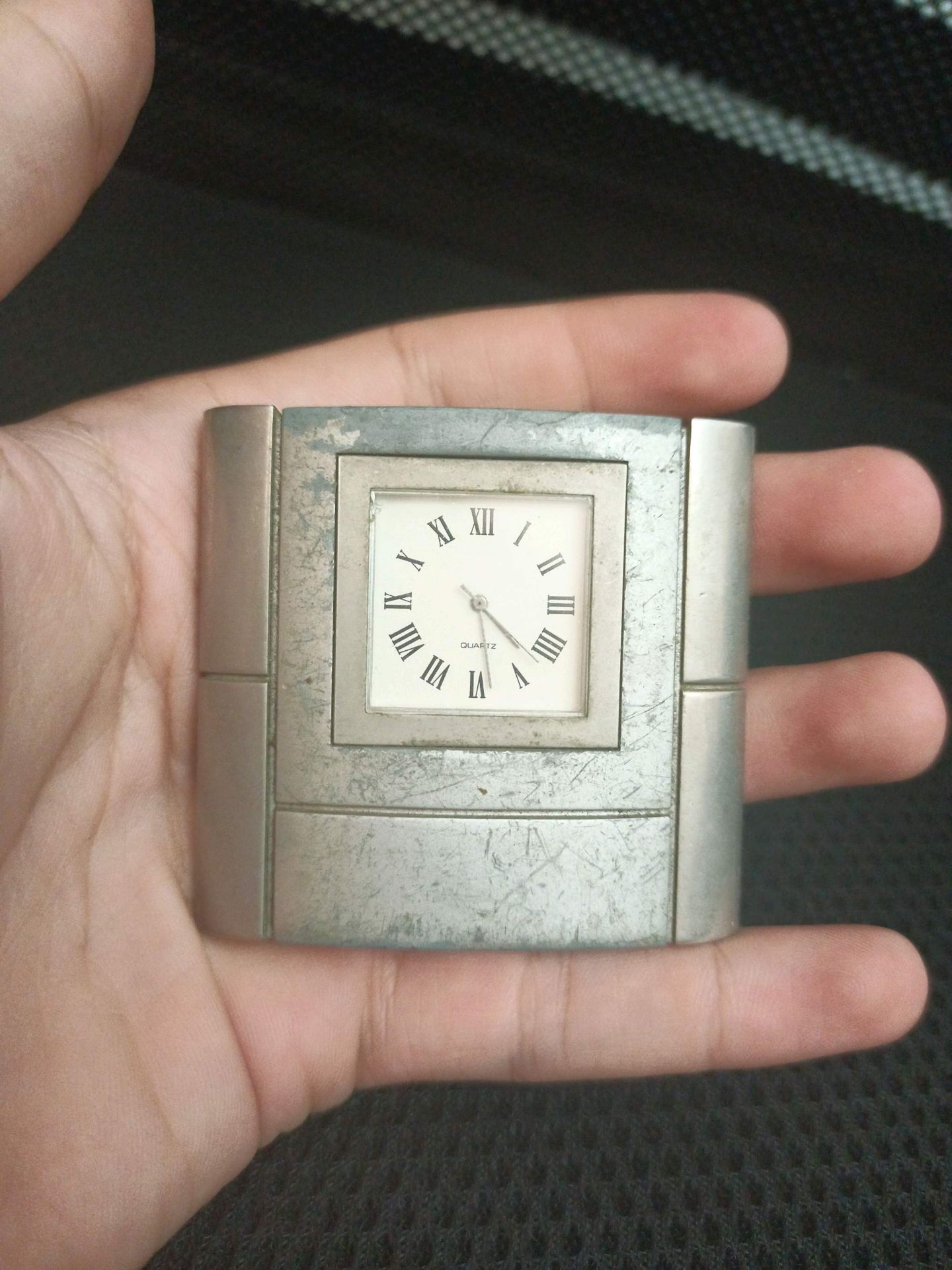 Quartz desk clock