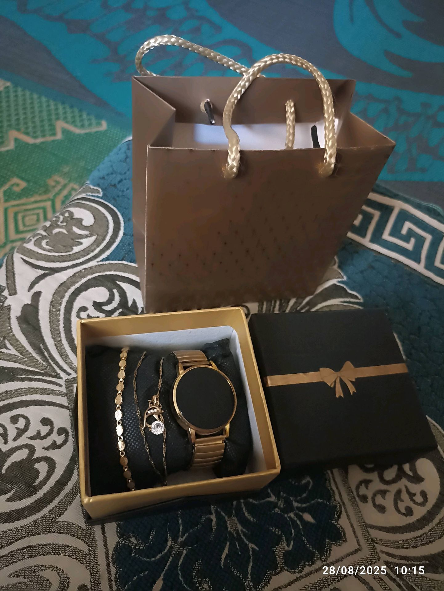 ساعة ذهبية مع أساور