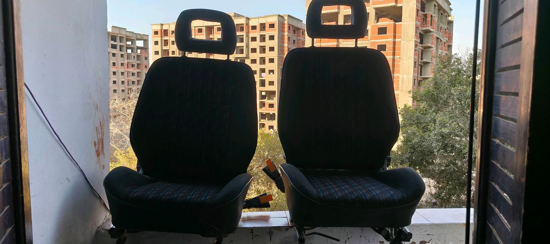 كرسي سيارة أسود برأس