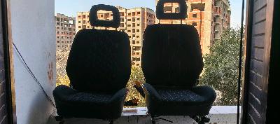 كرسي سيارة أسود برأس