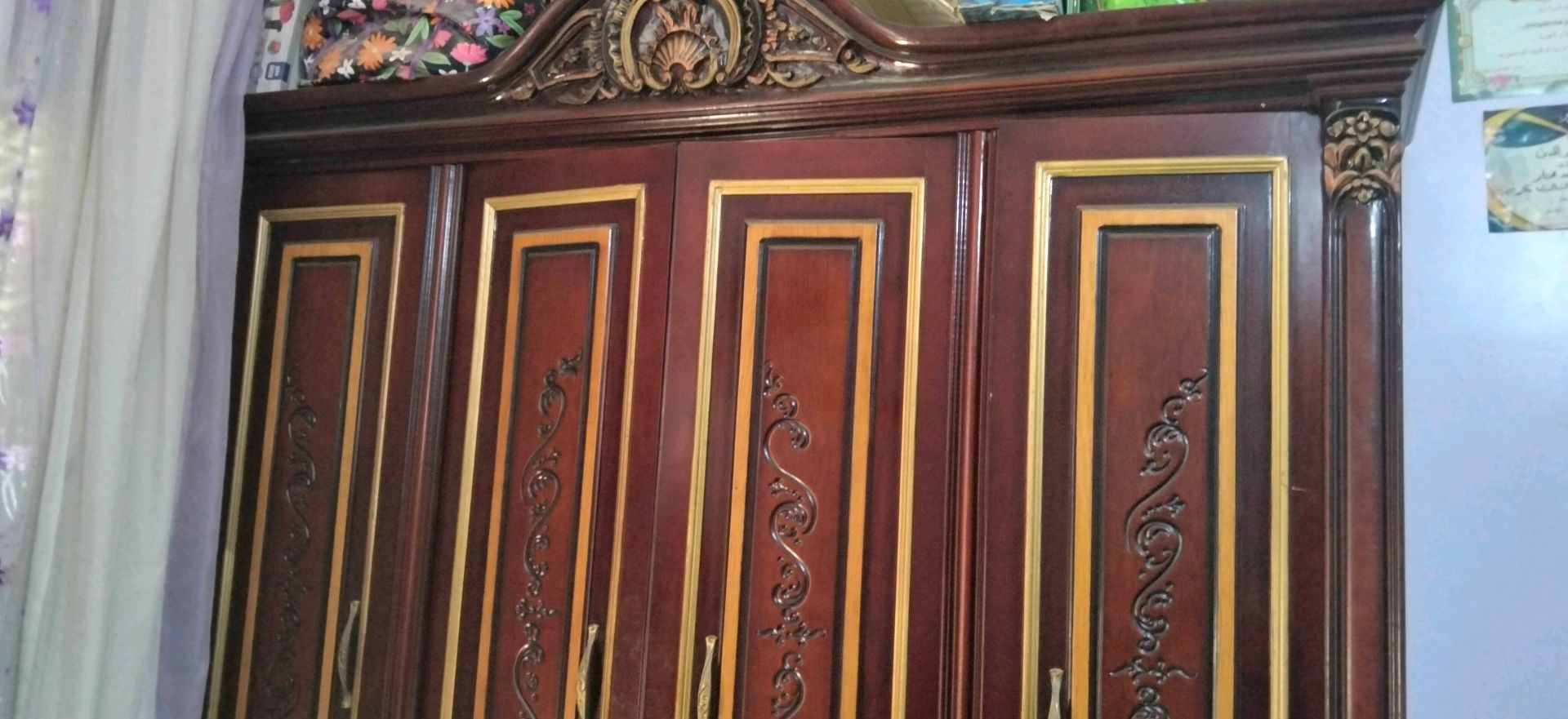 فستان كريم بطبعة شجرة
