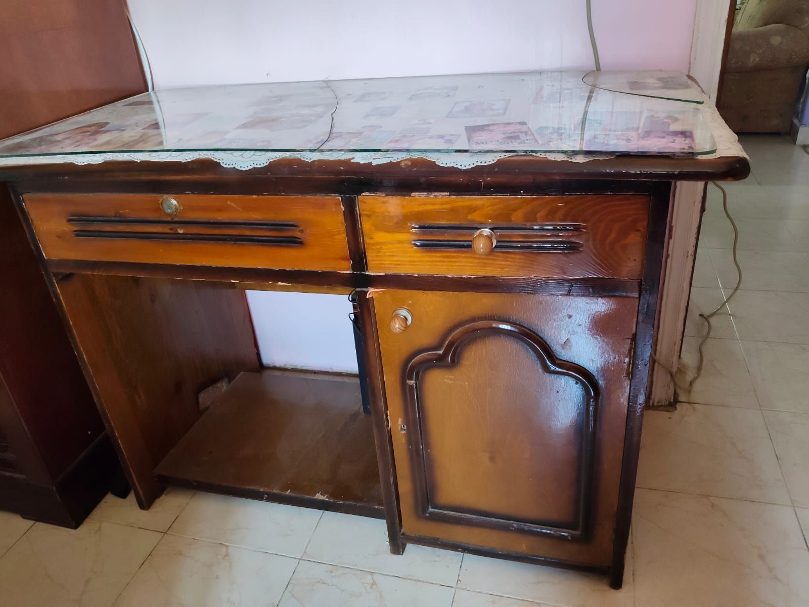 مكتب خشبي بأدراج وباب