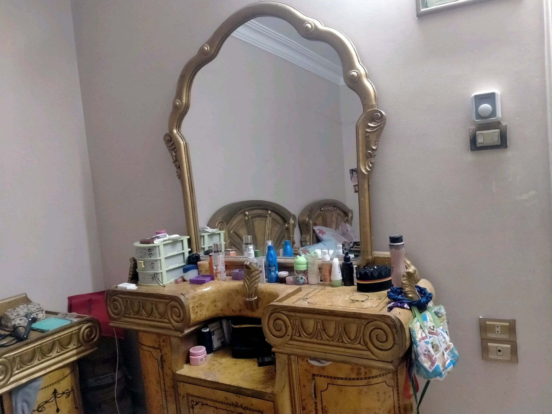 مرآة زينة بإطار ذهبي منحوت