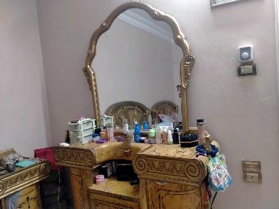 مرآة زينة بإطار ذهبي منحوت