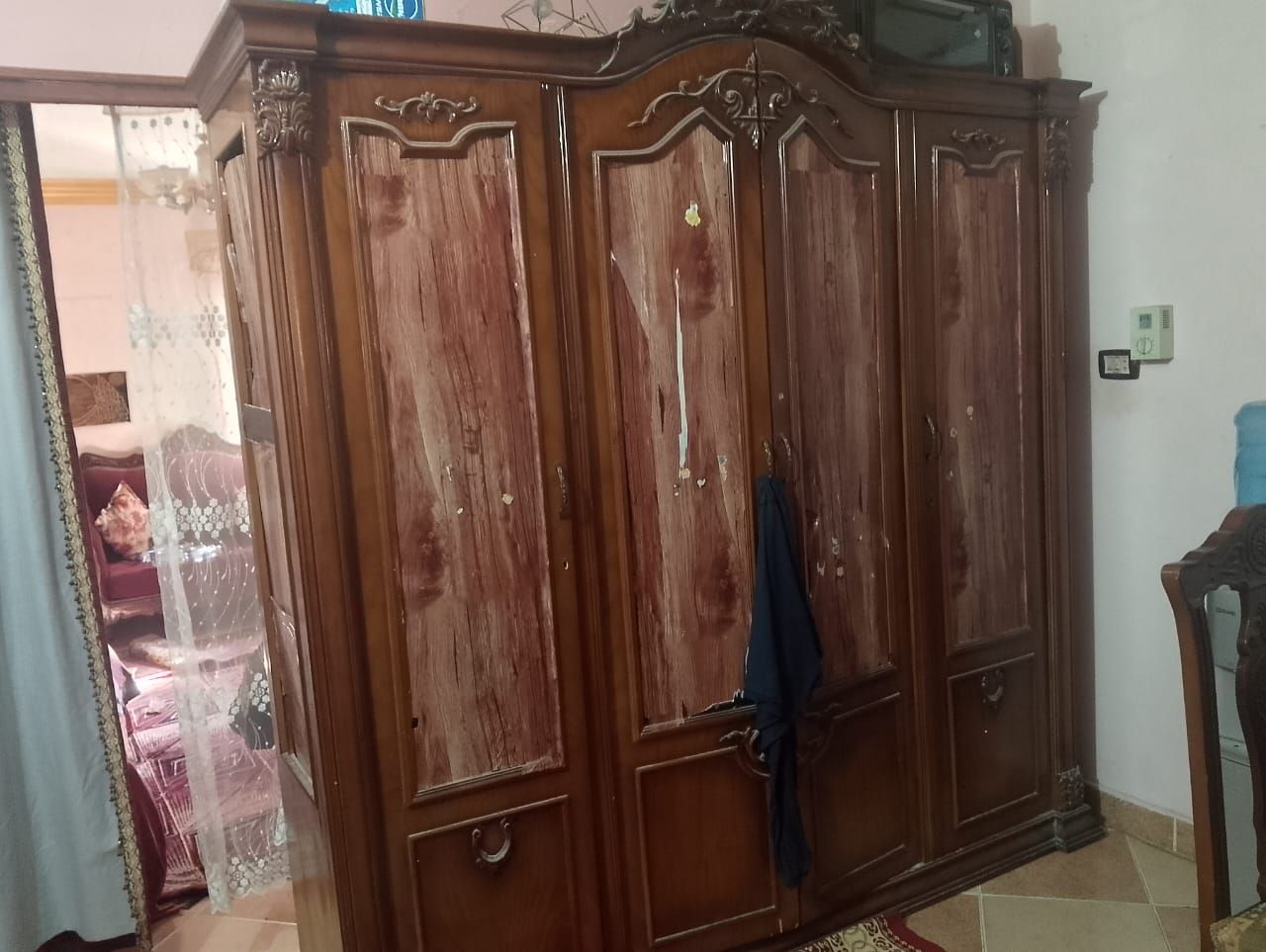 طاولة خشبية مع كراسي