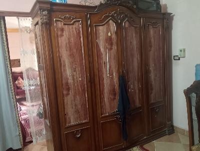 طاولة خشبية مع كراسي