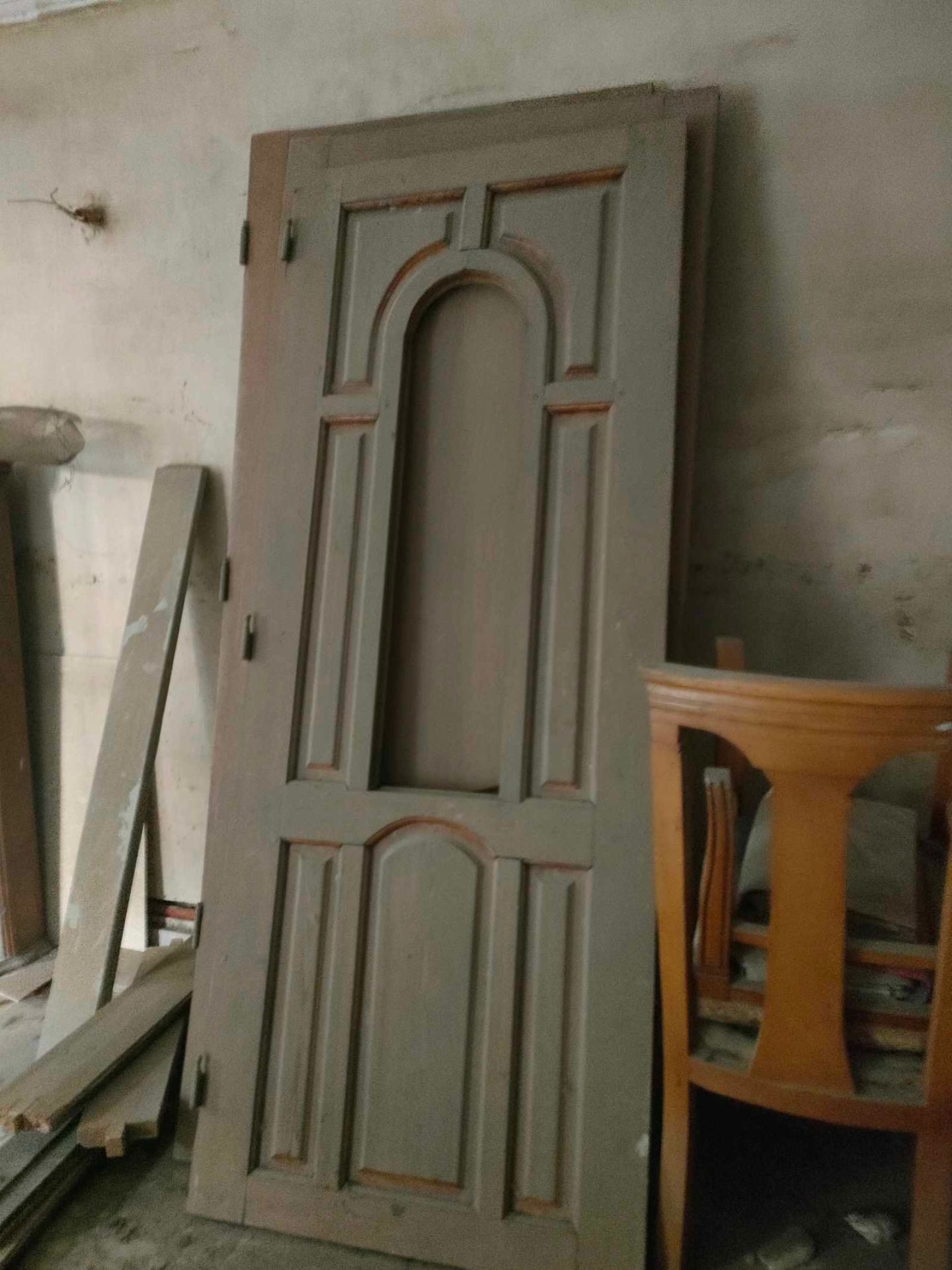 باب خشبي مزخرف رمادي