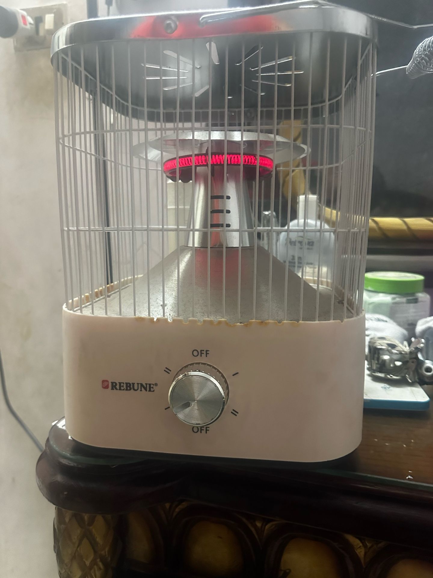 REBUNE مدفئة حمراء
