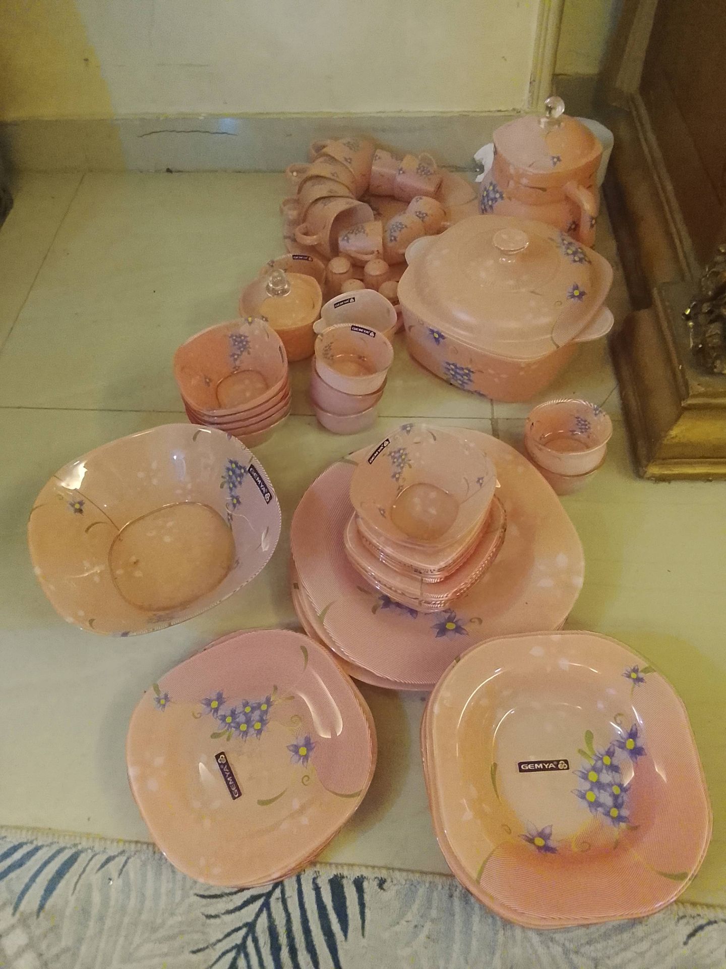 طقم أواني مطبخ وردي