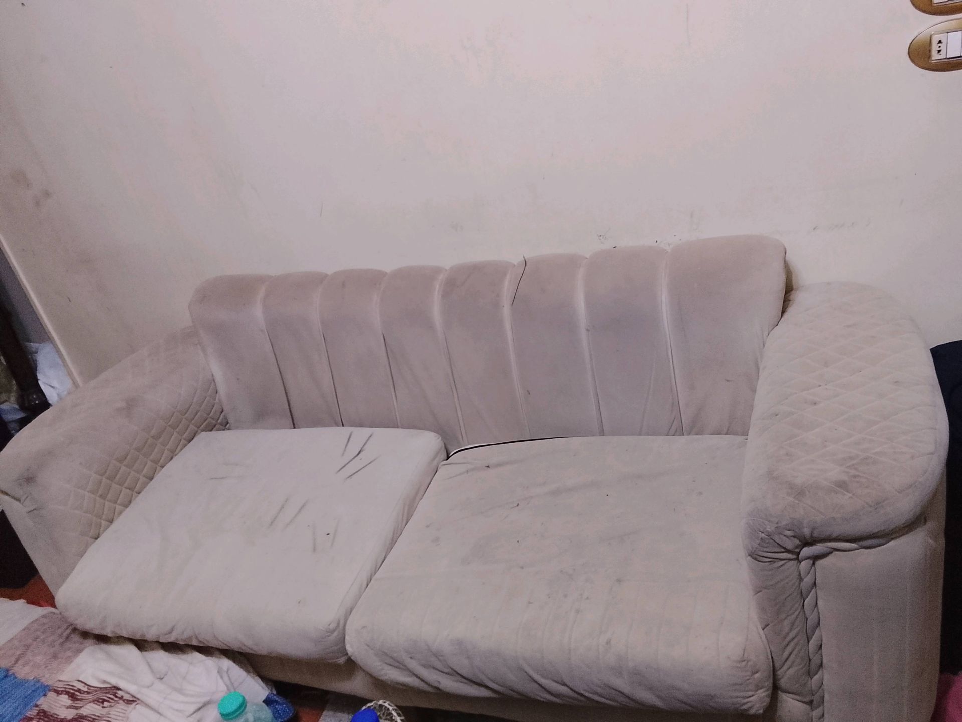 كنبة رمادية بمقعدين