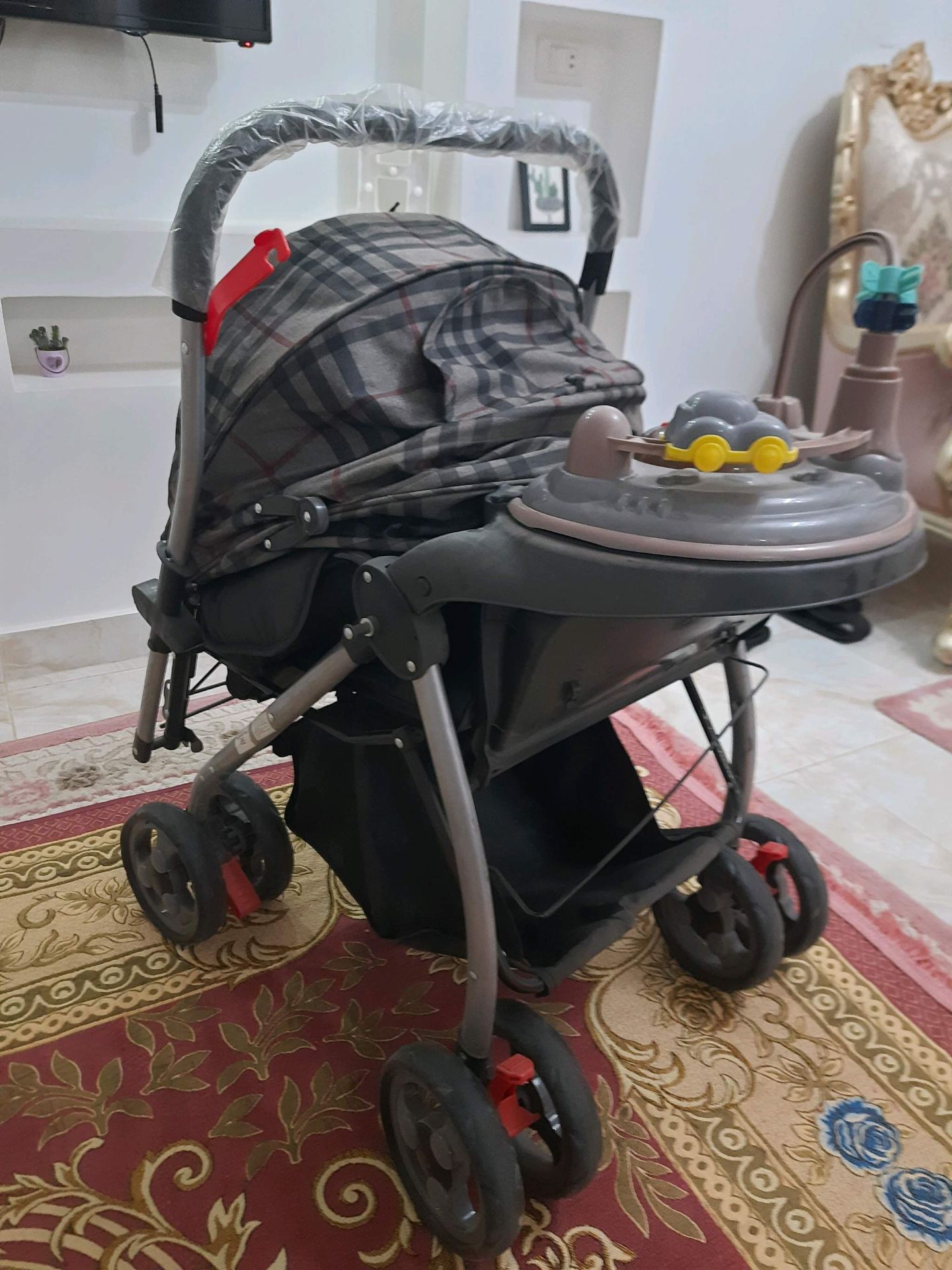 عربة أطفال رمادية وسوداء