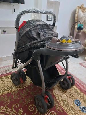 عربة أطفال رمادية وسوداء